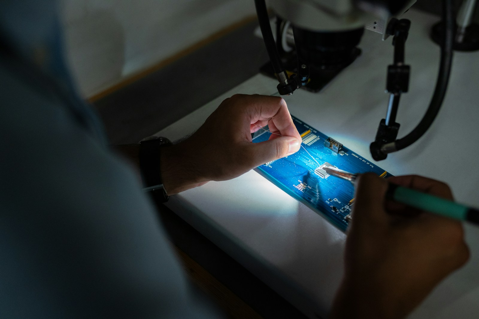 Especialista trabajando con equipamiento técnico